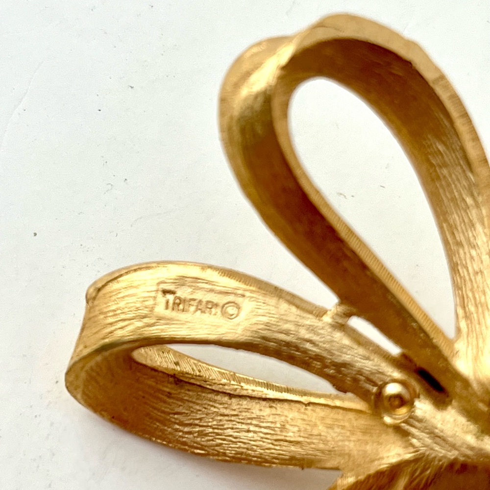Gold Trifari Ribbon Brooch - Picture 4 of 4
